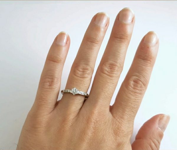 anillo-oro-blanco-9k-roseton-y-brazo-con circonitas-tienda-online-valencia-3477-2