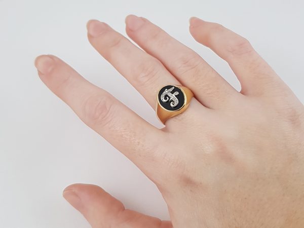 comprar-anillos-sellos-oro-mujer-18-kilates-piedra-onix-letras-iniciales-oro-blanco-diamantes-tienda-online-valencia-3